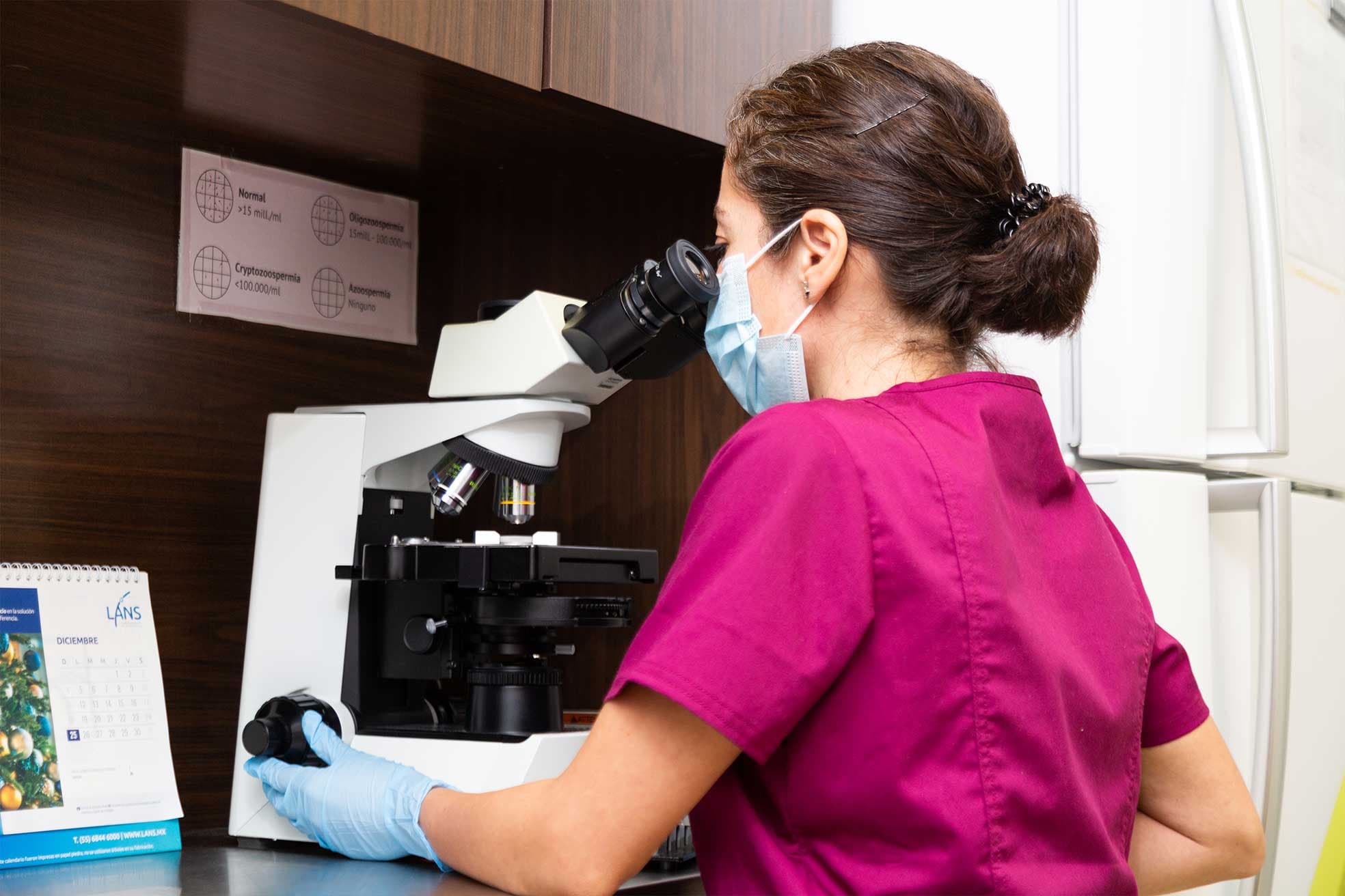 Equipo Médico en Laboratorio